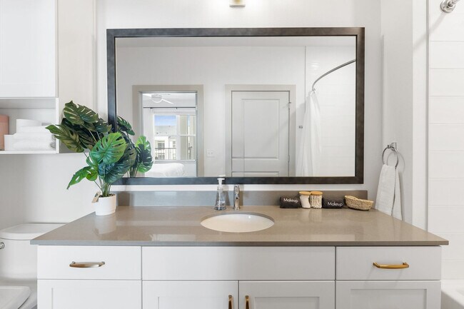 Building Photo - 1301 Leah Ave