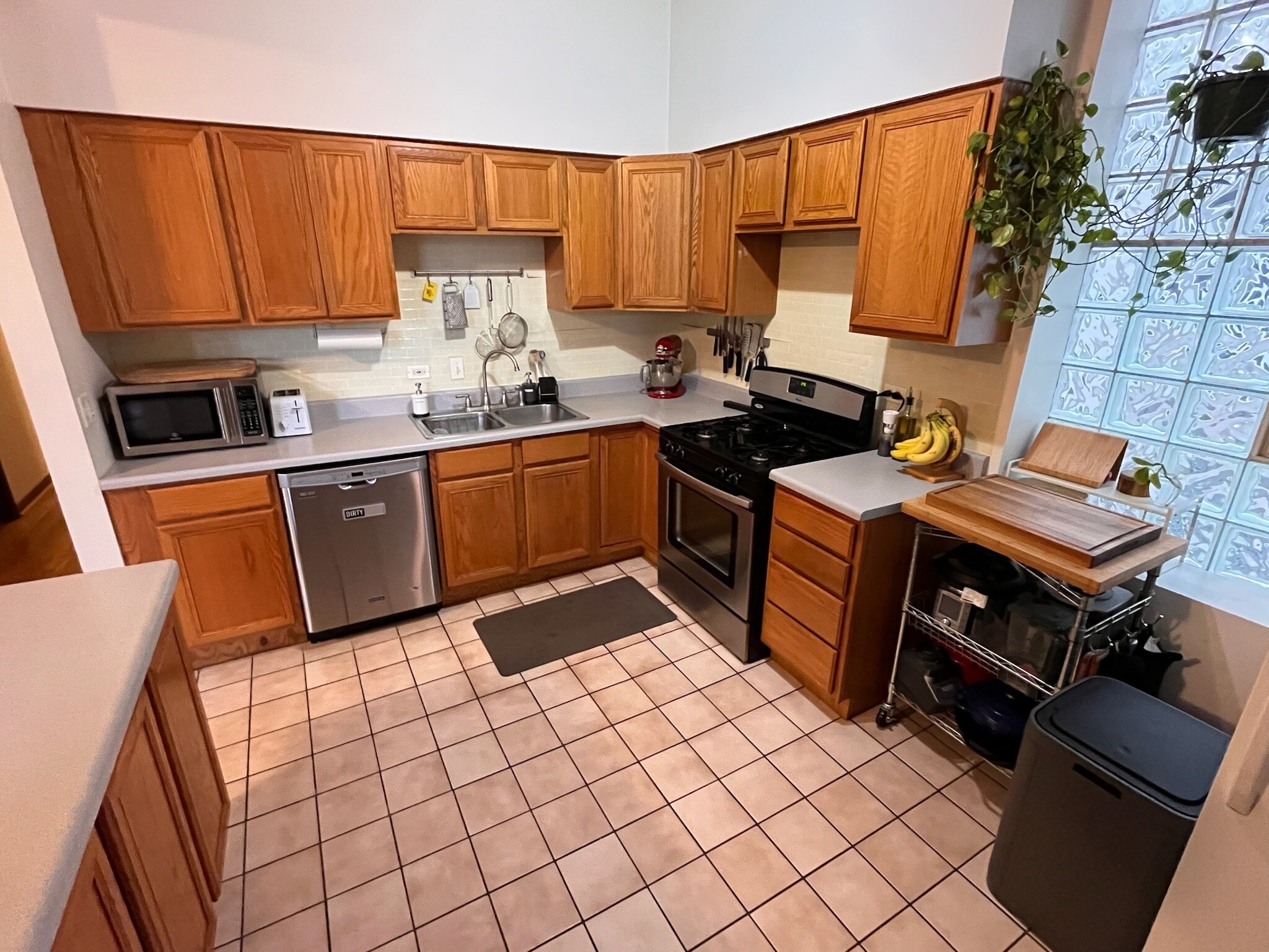 Building Photo - 906 N Oakley Blvd