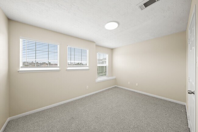 Building Photo - 3002 Palace Oaks Dr