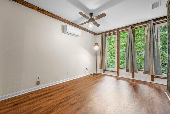 Building Photo - 975 Logan Creek Rd