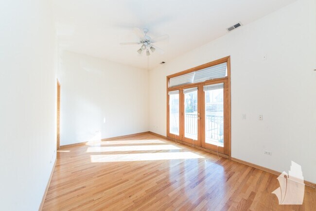 Building Photo - 2539 N Southport Ave