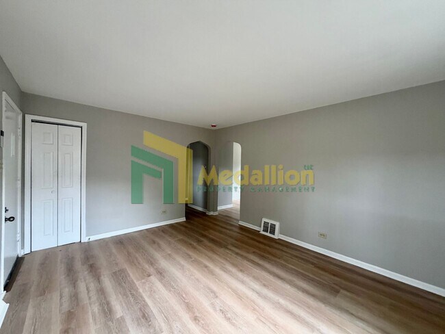 Building Photo - 12917 S Emerald Ave
