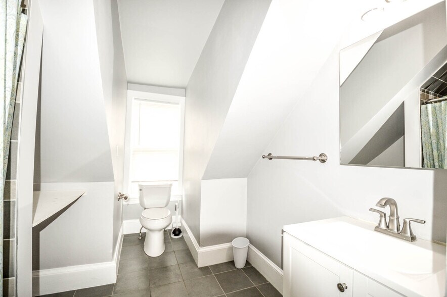 Building Photo - 231 Chestnut Hill Ave