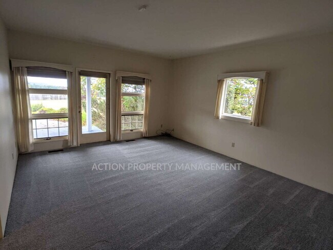 Building Photo - 3 bed 3 bath on 4.8 acres w/ beautiful water view