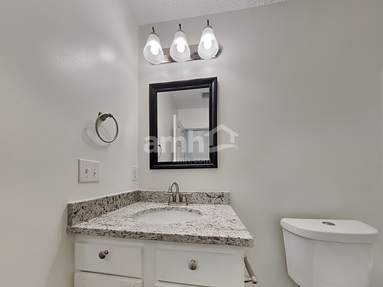 Building Photo - 114 Blue Jasmine Ln