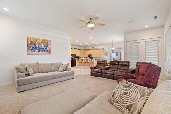Building Photo - Spacious 5 bed 3 bath with large back yard.