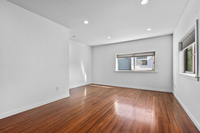 Building Photo - 3bd/1.5ba Seattle Townhouse