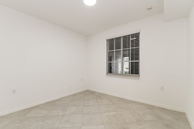 Building Photo - 2-bed 2-bath pet friendly condo with Golf membership at the National Golf!