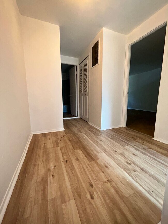 Building Photo - Condo for rent with parking and yard large...
