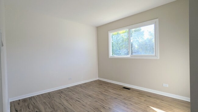 Building Photo - 650 Shining Water Dr