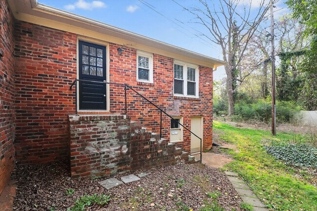 Building Photo - Spring Rent Special on this Adorable Two Bedroom Apartment Near Cotswold!