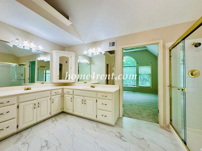 Building Photo - Exceptional 1.5 Story Home in the Prestigious Loch Lloyd Community!