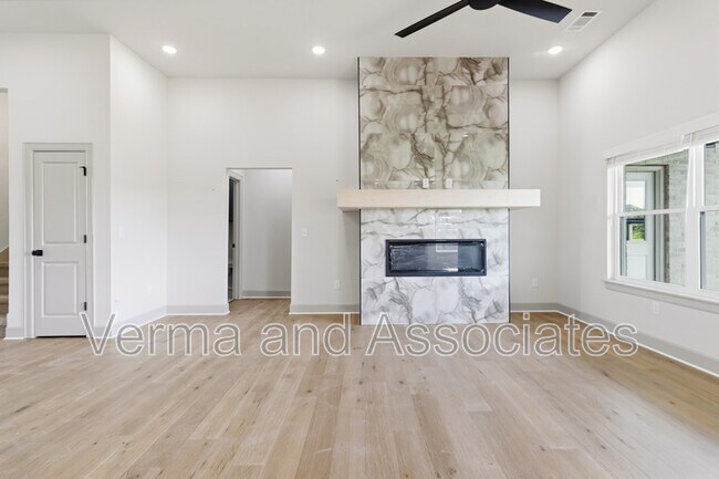 Building Photo - 970 Trestle Ln