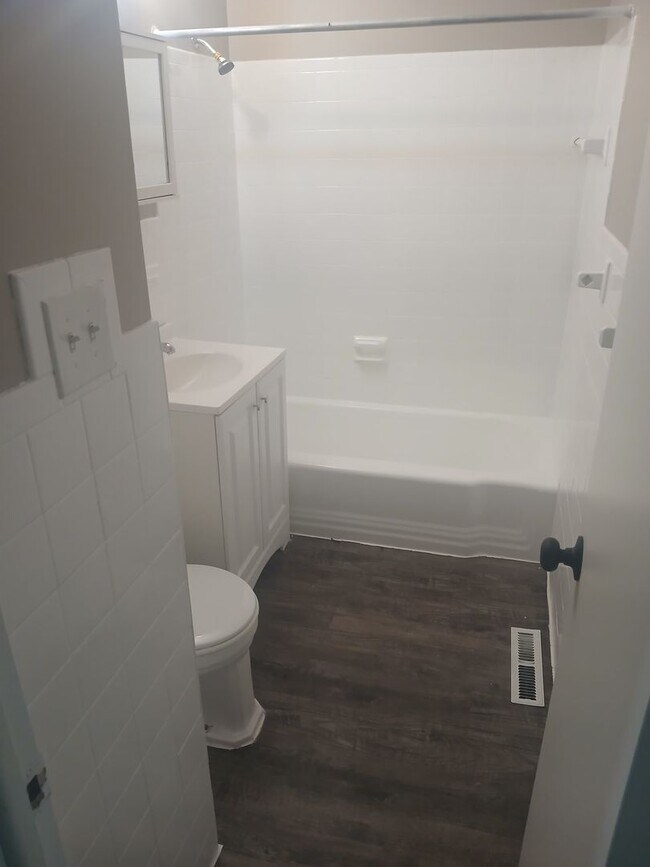 Building Photo - AVAILABLE NOW! Beautiful 3 Bedroom Home in...