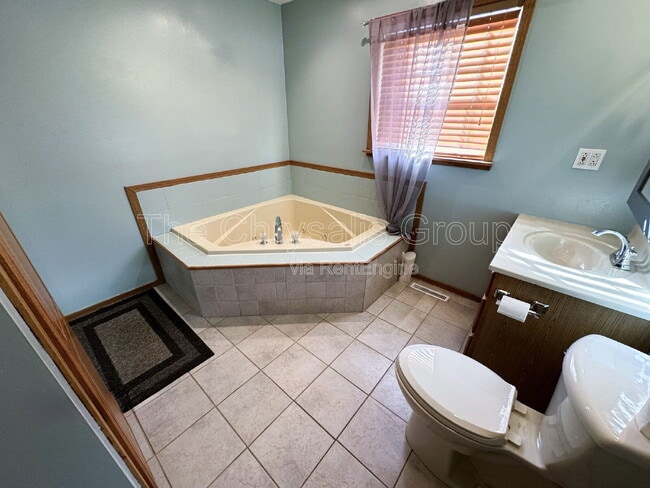 Building Photo - 402 S Illinois St