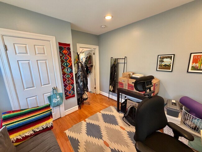 Building Photo - Beautiful Benning 3 Bedroom Renovated Bungalow Home with Yard, Parking, W/D.