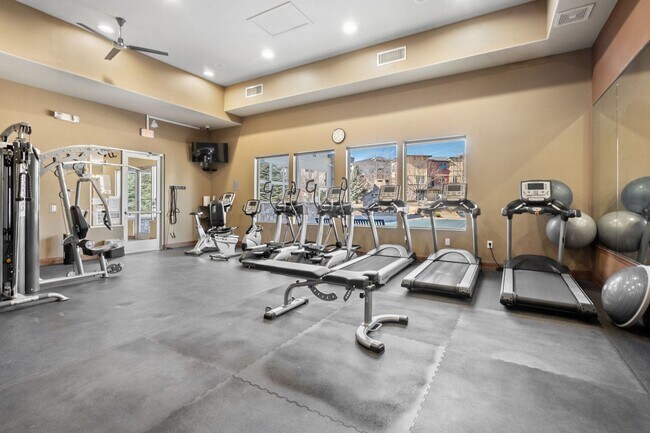 Building Photo - Charming 2 Bed, 2 Bath Top-Floor Condo with Great Sunrise Views