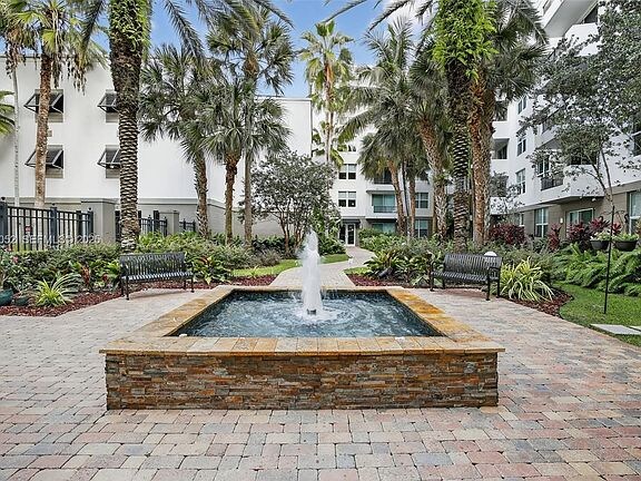 Building Photo - 2421 NE 65th St