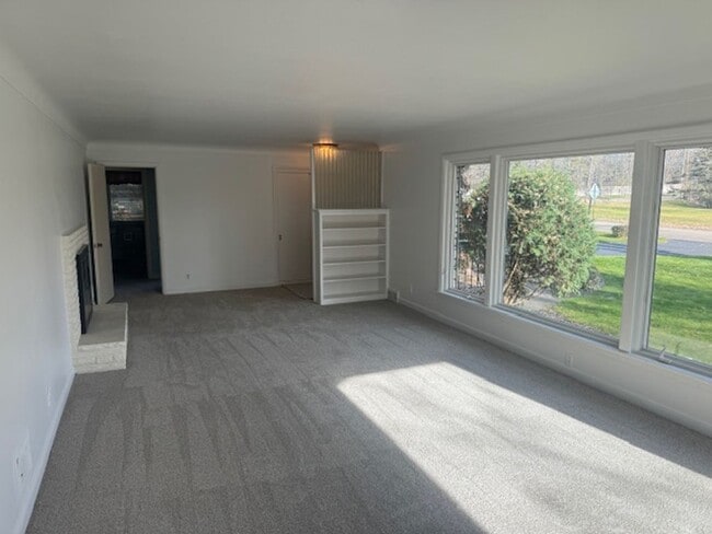 Building Photo - Amazing Home Next to Interlachen Golf Course with 4 bedrooms on Main Level, and Pond!