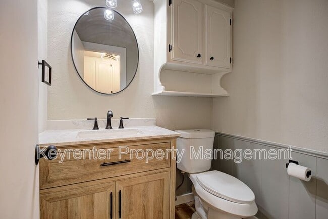 Building Photo - 314 N Lakeside Terrace