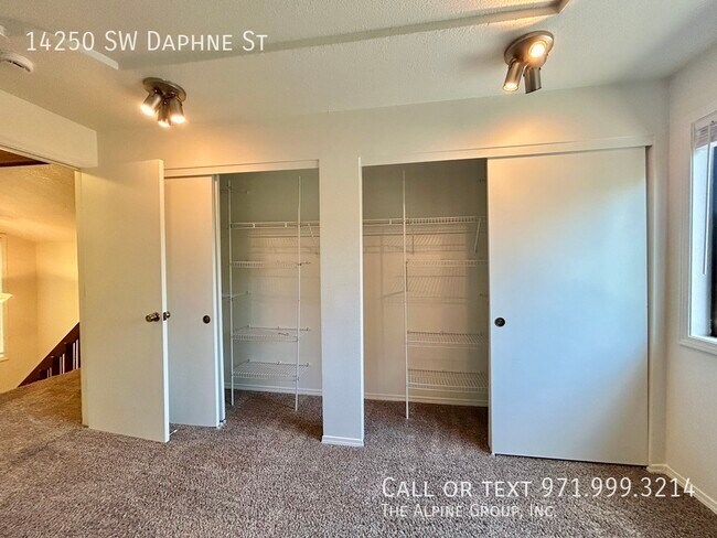 Building Photo - 14250 SW Daphne St