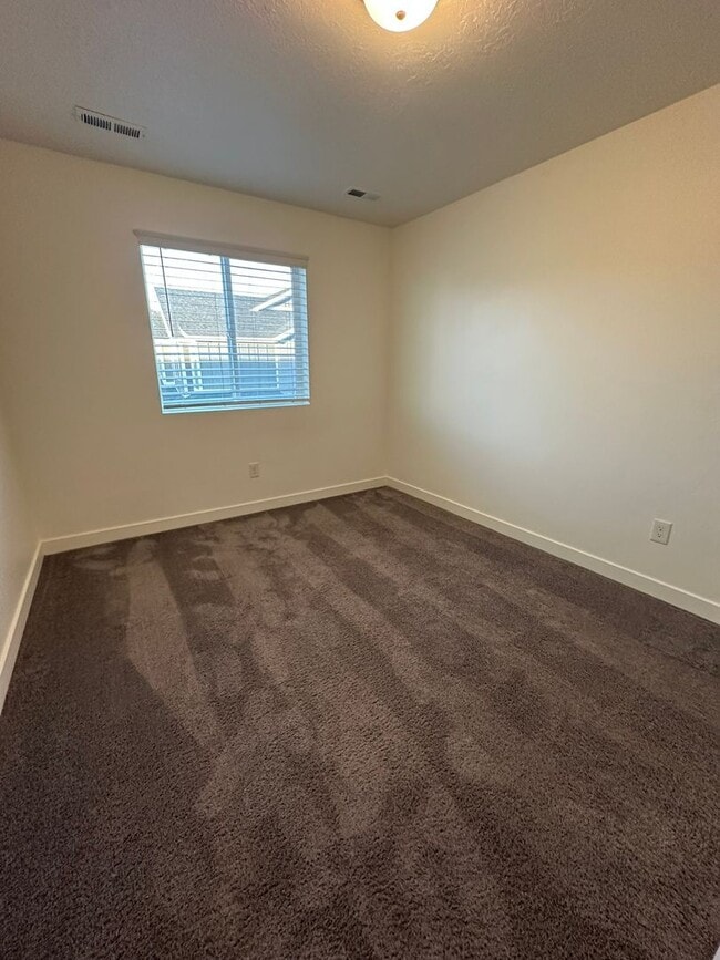 Building Photo - Tiered Rent + $800 Amazon Gift Card + 2 Weeks Free! 3 Bed 2.5 Bath Townhome in West Haven!