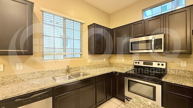 Building Photo - 1367 S Country Club Dr