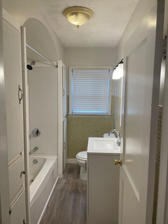 Building Photo - 12 Vine St