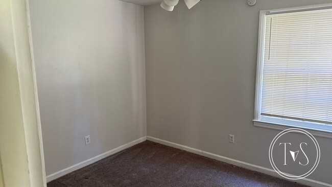 Building Photo - NEWLY UPGRADED 3 BED/2 BATH HOME