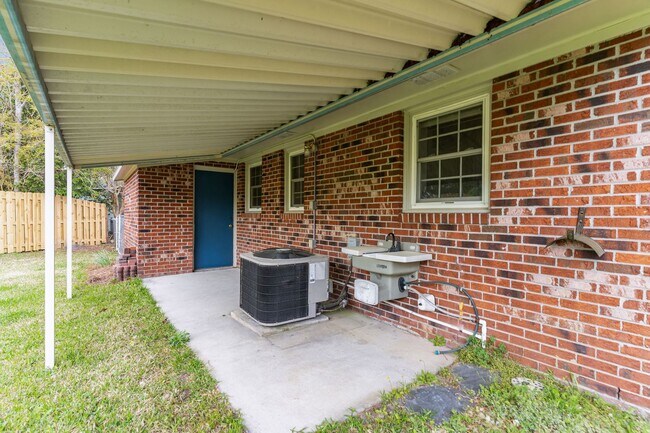 Building Photo - Pet-Friendly | Large Fenced Yard in North Wilmington