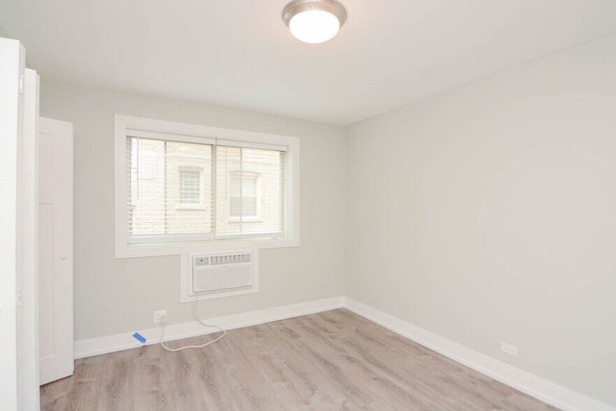 Building Photo - 525 W Surf St