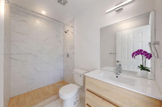 Building Photo - 519 SW 5th Ave