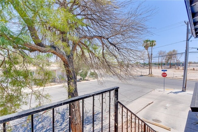 Building Photo - 312 E Tonopah Ave