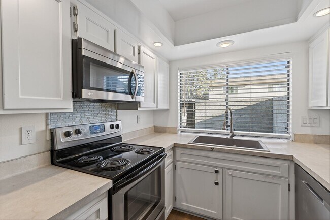 Building Photo - 3 Bedroom Townhome: Prime Location with Pool, Clubhouse and More!