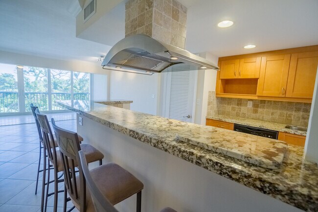 Building Photo - 300 E Royal Palm Rd