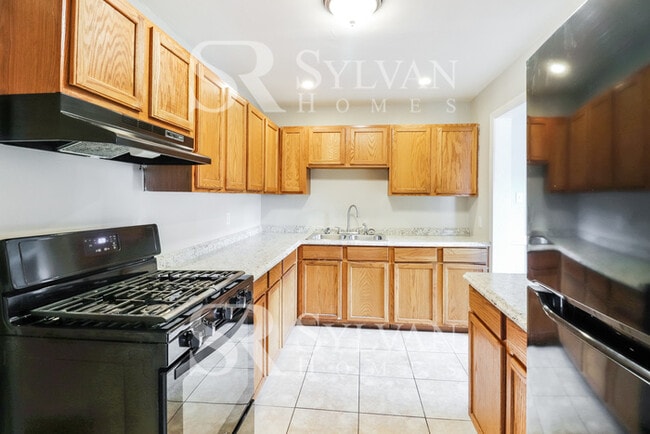 Building Photo - Immaculately kept 4 bedroom, 2 bathroom home