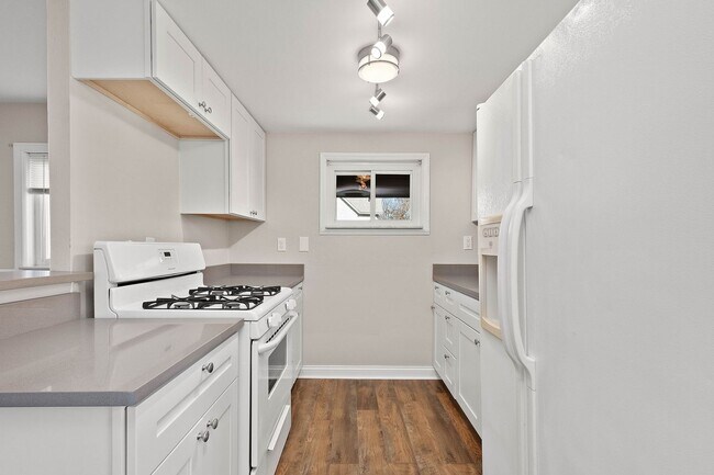 Building Photo - Beautiful 2 bedroom home in Port Vue available August 15!