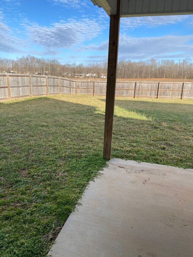 Building Photo - Beautiful 3 bed 2 bath home with Bonus room! Close to shopping and Ft. Campbell.