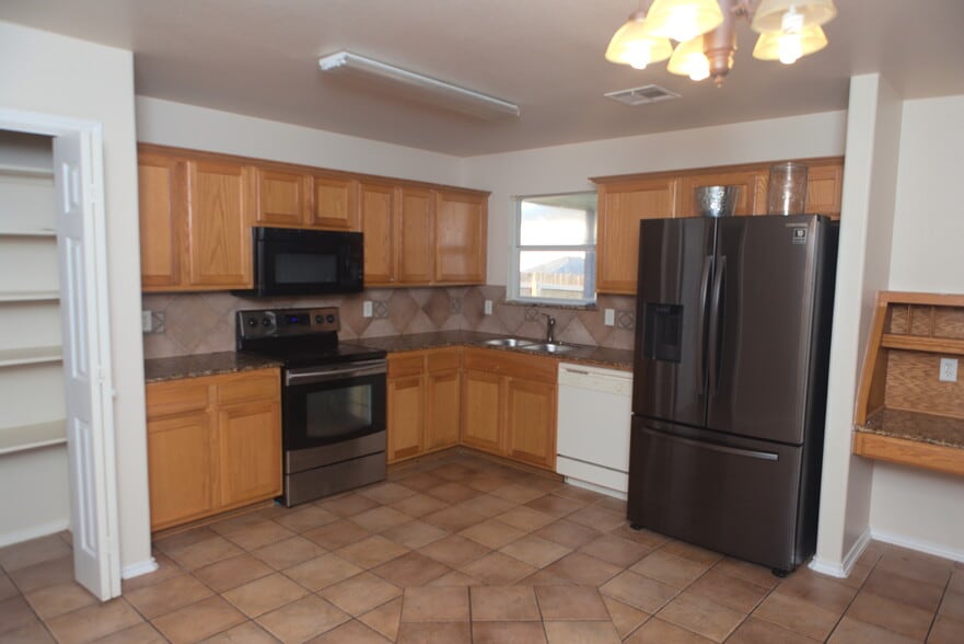 Building Photo - 1600 Quarry Dr