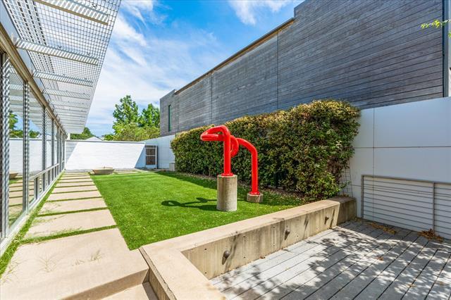 Building Photo - 33 Vanguard Way