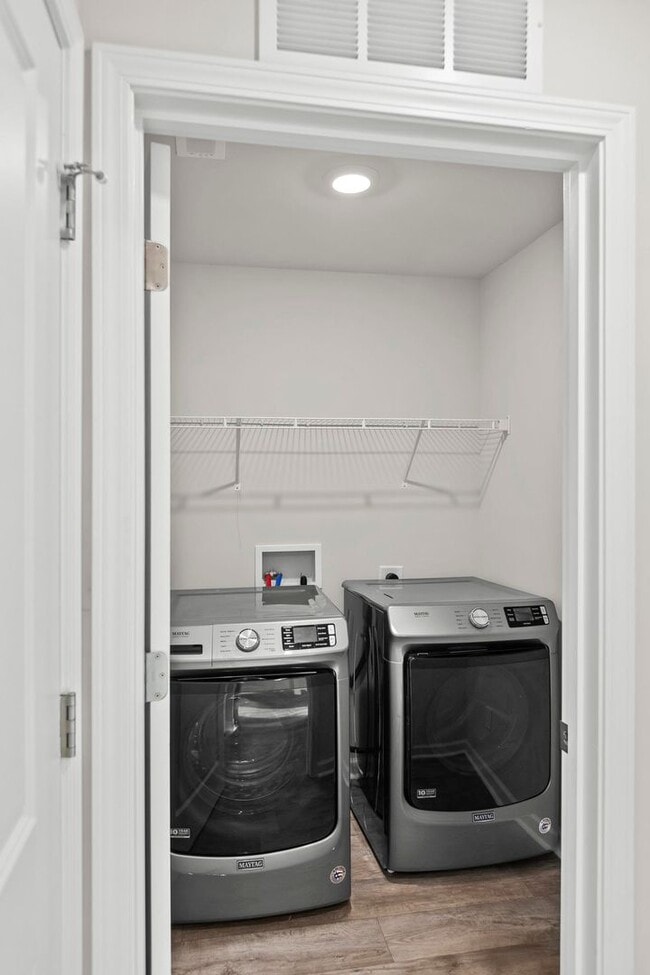 Building Photo - One Month Free with a signed lease by Jan 15th!!!