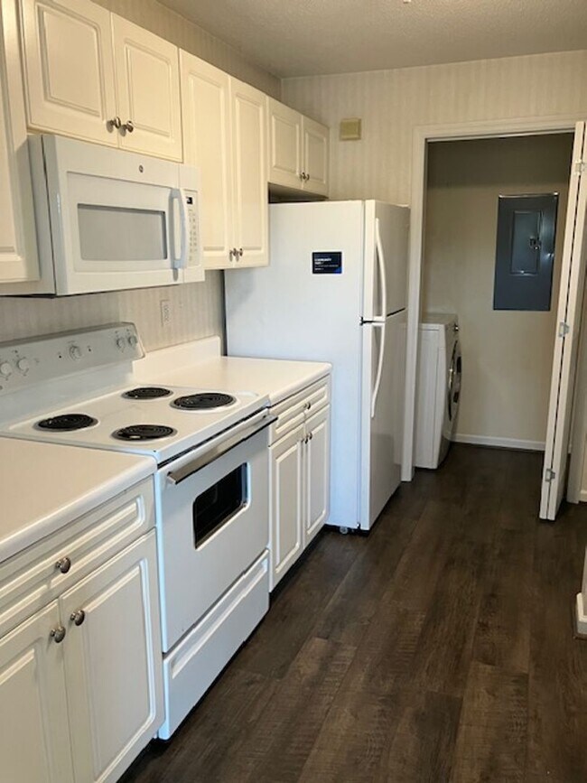 Building Photo - 904 Litchfield Way