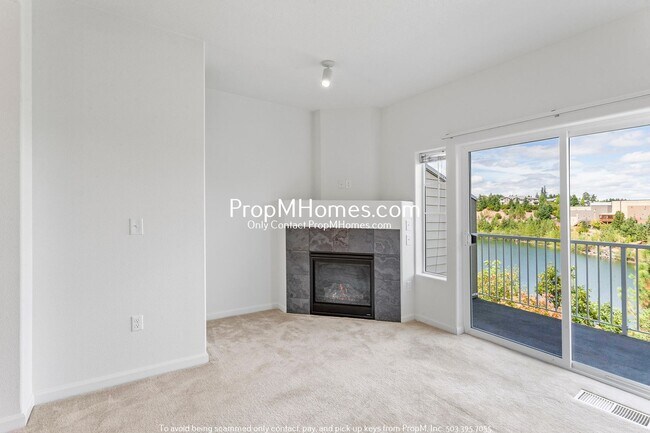 Building Photo - Two Bedroom Condo in Progress Ridge - Lake...