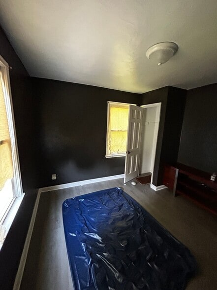 Building Photo - 5621 Sunbury Ave