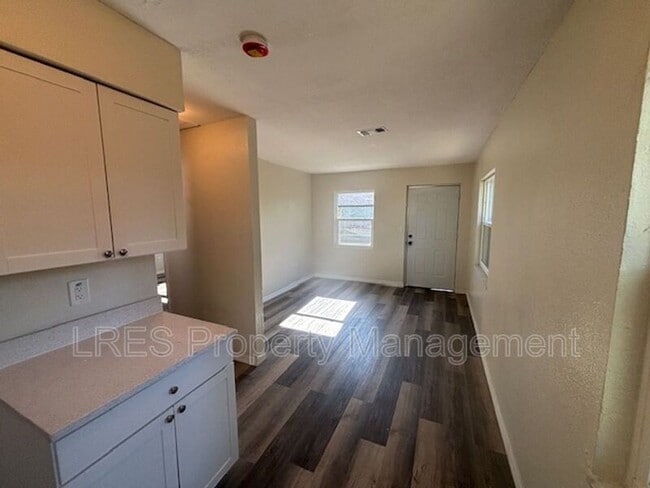 Building Photo - 2204 W Pine St