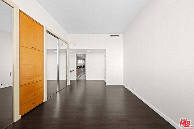 Building Photo - 10535 Wilshire Blvd