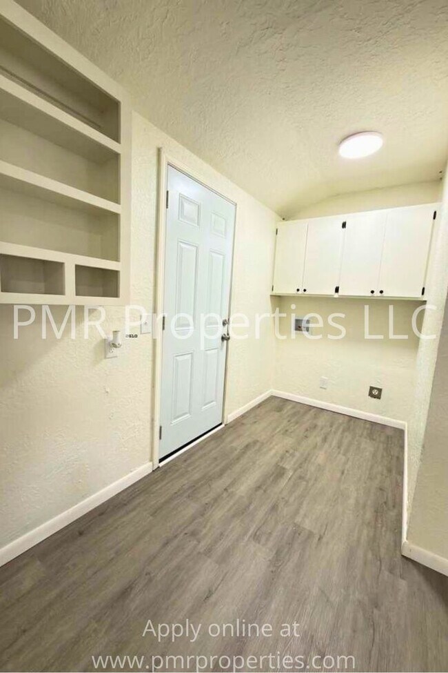 Building Photo - 3 Bedrooms / 1.5 Bathrooms House