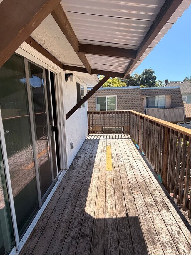 Building Photo - 497 Sebastopol Ave