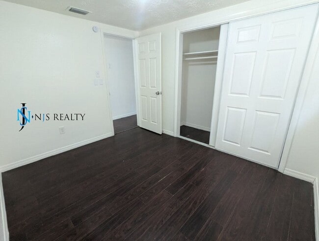 Building Photo - Gorgeous 3/2 1804 Sq. Ft. with new floorin...