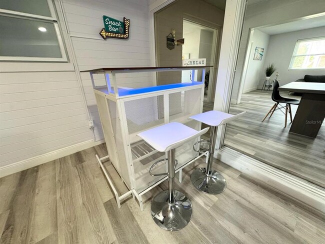 Building Photo - 2326 S Peninsula Dr